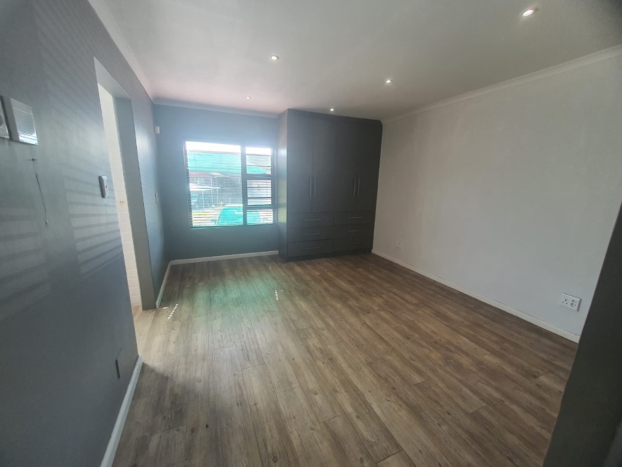 To Let 3 Bedroom Property for Rent in Cove Rock Eastern Cape